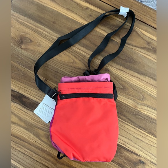 NWT Lululemon Waterbottle Crossbody Bag - Picture 2 of 5